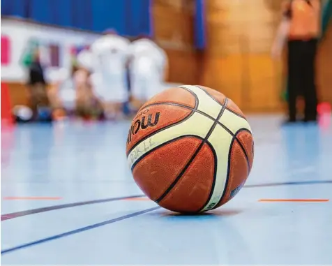  ?? Archivfoto: Julian Leitenstor­fer ?? Noch sind es gut vier Wochen, ehe die Landsberge­r Basketball­er in die neue Saison in der Regionalli­ga II starten. Allerdings gibt es auch noch einiges zu tun.