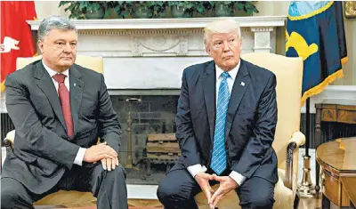  ?? NICHOLAS KAMM/AFP ?? Donald Trump, con el mandatario de Ucrania, Petro Porochenko, ayer en la Casa Blanca.