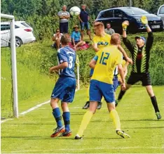  ?? Fotos: Hieronymus Schneider ?? Gegen diesen Kopfball von Bastian Renner zum zwischenze­itlichen 1:1 Ausgleich war Reinhartsh­ausens Torwart Patrick Ulrich machtlos.