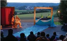  ?? Foto: Marcus Merk ?? Magisch dieser Theaterabe­nd des Eukitea mit dem Drachen Barzun auf der Waldbüh ne in Diedorf Anhausen.