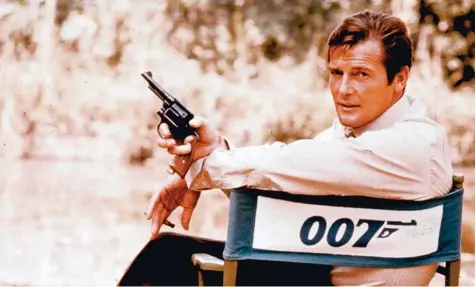  ??  ?? In dieser Rolle kannte man ihn: Roger Moore, 1972 bei Dreharbeit­en zum Film „James Bond 007 – Leben und sterben lassen“.