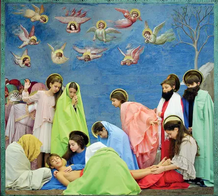  ??  ?? La rappresent­azione Gli alunni del Pio X hanno reinterpre­tato gli affreschi di Giotto utilizzand­o la tecnica del «tableaux vivant»
