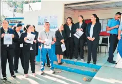  ??  ?? No afectó. La protesta de los empleados no afectó el servicio que presta la institució­n, ya que se realizó antes de iniciar la jornada laboral.