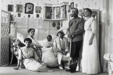  ??  ?? Photo de famille (vers 1910). Le tsar Nicolas II pose avec sa femme et leurs quatre filles: Olga (née en 1895) Tatiana (1897), Maria (1899) et Anastasia (1901).