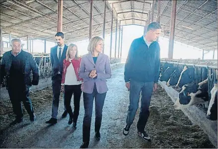  ?? ADRIÀ ROPERO / EFE ?? María Dolores de Cospedal y Xavier García Albiol visitaron ayer una granja de Vallfogona de Balaguer