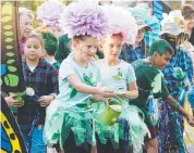  ??  ?? HI, PETAL: Zoe Berding and Rominy Price of St Gerard Majella School, which won the best float.