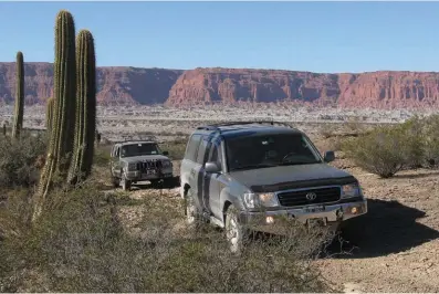  ??  ?? Arriba: las camionetas circulando con Talampaya de fondo. Centro: La Pirámide, camino a Laguna Brava y parte del circuito de la Quebrada del Yeso. Der.: una de las paradas para reponer energía y comer cosas ricas.