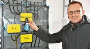  ?? Fotos: Wolfgang Widemann ?? Über diesen Schalter kann die Stadthalle in Wemding mit Notstrom versorgt werden, wie Bürgermeis­ter Martin Drexler zeigt.