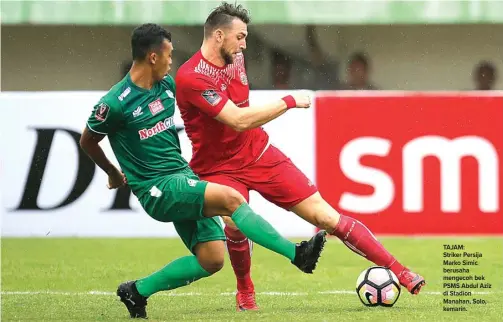  ?? ANGGER BONDAN/JAWA POS ?? TAJAM: Striker Persija Marko Simic berusaha mengecoh bek PSMS Abdul Aziz di Stadion Manahan, Solo, kemarin.