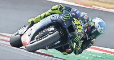  ??  ?? Valentino Rossi negocia una curva con su Yamaha en una carrera de esta temporada.