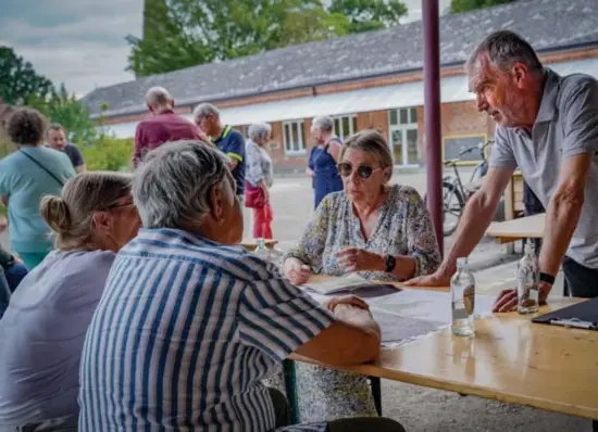  ?? FOTO ZAHRA BOUFKER ?? Professor Jan Schreurs (rechts boven), voorzitter van de Kwaliteits­kamer Beringen-Mijn, ging eind vorige week in gesprek met de buurtbewon­ers.