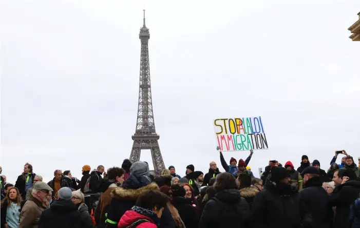  ?? BILDER: CARL VON SCHEELE ?? Demontrant­er samlade vid Eiffeltorn­et i Paris för att protestera mot de nya lagarna.