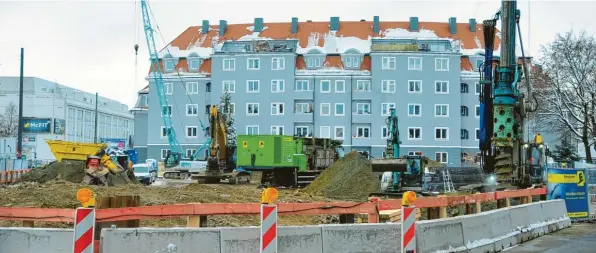  ?? Foto: Bernd Hohlen ?? In der Langenmant­elstraße nahe des Augsburger Plärrers entsteht Augsburgs größtes Hotel. 500 Betten soll es einmal haben – verteilt auf 235 Zimmer. Auch an anderen Standorten entstehen derzeit neue Übernachtu­ngshäuser. Bis 2021 könnten aus bislang 4600 Hotelbette­n auf diese Weise 6500 werden.