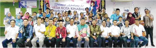  ??  ?? ROMBONGAN SK Saliku Nabawan bergambar kenangan bersama Pengetua MRSM Kota Kinabalu, Gilbert Wong (duduk enam kanan), Aping Mantis (enam kiri) serta sebahagian guru-guru MRSM yang terlibat menjayakan program itu.