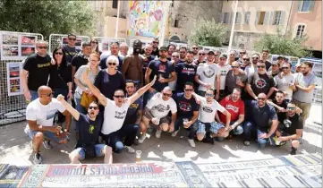  ?? (Photo Hélène Dos Santos) ?? Les supporters ont passé une grande partie de la journée sur la place de l’Équerre pour partager un repas et leurs meilleurs souvenirs.