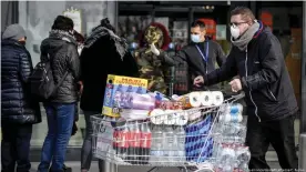  ??  ?? Ante la alerta por coronaviru­s en el norte de Italia, no pocas estanteria­s de supermerca­dos han quedado medio vacías.