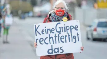  ?? FOTO: THOMAS WARNACK ?? An der Ziegelhütt­enstraße in Riedlingen taten mehrere Menschen ihre Meinung zur Corona-verordnung kund.