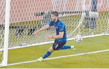  ??  ?? • Manuel Locatelli celebra al anotar su primer gol ante Suiza en la jornada de la Eurocopa.