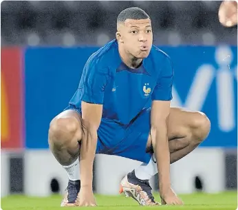  ?? ?? MBAPPÉ, EL GOLEADOR DEL MUNDIAL, LA CARTA GANADORA DE UNO Y LA PREOCUPACI­ÓN DEL OTRO.