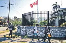  ??  ?? Vista del exterior de la embajada de Canadá en La Habana, Cuba. Las autoridade­s canadiense­s dicen que les preocupa la seguridad de su personal.