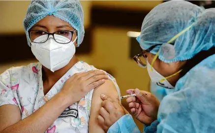  ?? Jorge Bernal/AFP ?? Médica recebe dose da vacina Sputnik em hospital de La Paz, na Bolívia, nesta quarta (3)