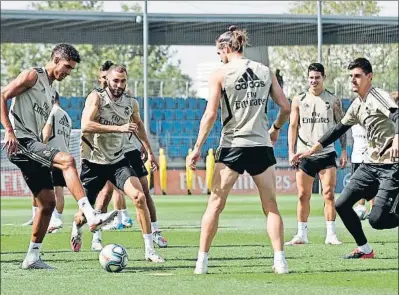  ?? EFE ?? Benzema, en el centro, durante un rondo del Real Madrid, ayer en Valdebebas