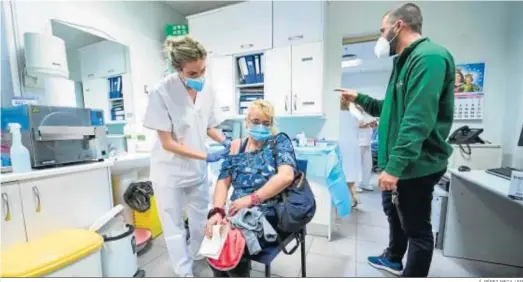  ?? Á. PÉREZ-MECA / EP ?? Una sanitaria vacunando a una mujer ayer en el Centro de Acogida Municipal Para Personas Sin Hogar San Isidro en Madrid.