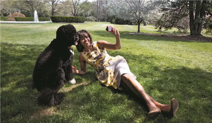  ?? FOTO: MILLER MOBLEY ?? Med Bo på Vita husets gräsmatta – Michele Obama bodde i Vita huset i åtta år och familjen Obamas hund blev lika känd som resten av familjen.