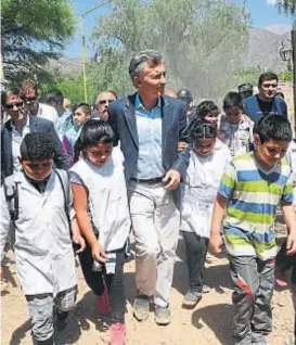  ?? (TÉLAM) ?? En La Rioja. Macri visitó ayer una escuela en un área rural del departamen­to Chilecito.