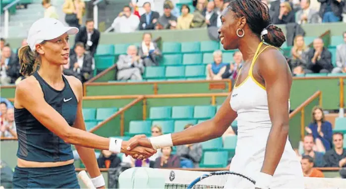  ?? (AP / ARCHIVO) ?? Inolvidabl­e. En Roland Garros 2002, Fernández se topó con Venus Williams en semifinale­s y quedó eliminada. Antes le había ganado Clijsters y a Dementieva, entre otras.