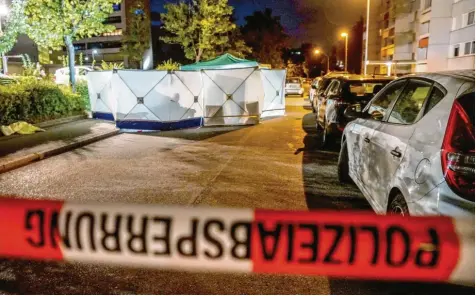  ?? Foto: Sven Kohls/SDMG, dpa ?? Stuttgart wenige Stunden nach dem Mord: Die Polizei hat den Tatort mit Sichtschut­zwänden abgedeckt.