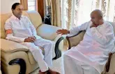  ??  ?? Chief Minister K. Chandrasek­har Rao and JD (S) chief Deve Gowda hold discussion­s during their meeting in Bengaluru on Friday.