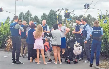  ?? Photo / Belinda Feek ?? The tourists talk to police and immigratio­n officers in Hamilton in January.