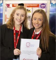  ??  ?? Aoife Nic Ghiolla Bhríde and Erin Ní Dhuibhne from Meanscoil Gharman whose project explored the potential effects of a hard border on agricultur­e.