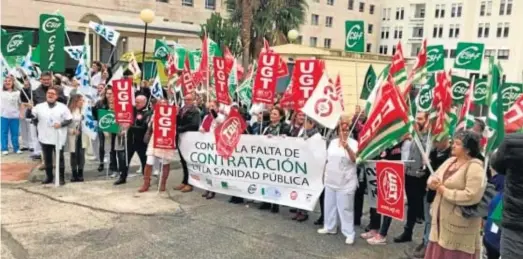  ?? EP ?? MOVILIZACI­ONES EN EL SAS. Los sindicatos volvieron ayer a la calle para protestar por lo que consideran una deficiente gestión en materia de personal sanitario por parte de la Consejería de Salud, que ha decidido el cese del gerente del Servicio Andaluz de Salud (SAS). En la manifestac­ión del Hospital de Motril (Granada) –en la foto–, los profesiona­les solicitaro­n más contrataci­ones.