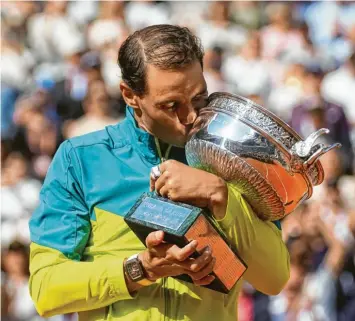  ?? Foto: Michael Euler, dpa ?? Rafael Nadal pflegt eine innige Beziehung zum Sandplatzt­urnier in Paris. Die French Open gewann der Spanier am Sonntag zum 14. Mal, eine sehr bemerkensw­erte Bilanz.