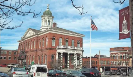  ?? PORTSMOUTH HERALD ?? A recent parking study is recommendi­ng the return of parking meters on Water Street in downtown Exeter.