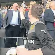  ?? FOTO: TWITTER/WIM TIESE ?? Diese Szene sorgt für Diskussion­en: Ein Fan im BVB-Trikot zeigt Uli Hoeneß den Stinkefing­er.