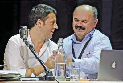  ?? Ansa ?? Amici di storytelli­ng Matteo Renzi e l’imprendito­re di Eataly, Oscar Farinetti. In basso Andrea Guerra