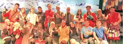  ??  ?? KENANGAN yang tidak dapat dilupakan apabila seramai 14 pelajar PISMP IPGKT bergambar bersama-sama ahli seni budaya CFCV di Shenzen.
