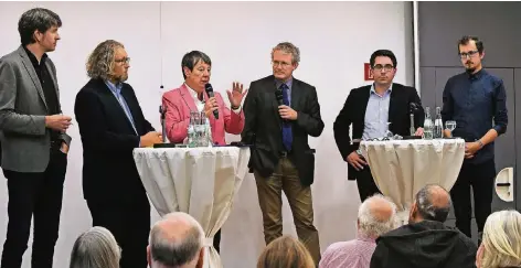  ?? RP-FOTO: GOTTFRIED EVERS ?? Im Kolpinghau­s diskutiert­en von links Bruno Jöbkes (Grüne), Ralf Klapdor (FDP), Barbara Hendricks (SPD) unter der Moderation von Christof Haverkamp mit Stefan Rouenhoff (CDU) und Ferdinand Niemann (Linke).