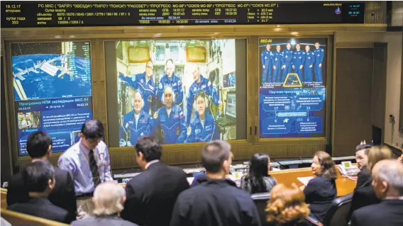  ?? NASA ?? Astronauts on the Internatio­nal Space Station, including Scott Tingle (below left), talk with family and friends at Moscow Mission Control Center in December.