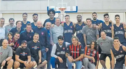  ?? CASLA ?? Corazón azulgrana. El plantel de San Lorenzo con integrante­s de la peña Osvaldo Soriano, de Madrid.