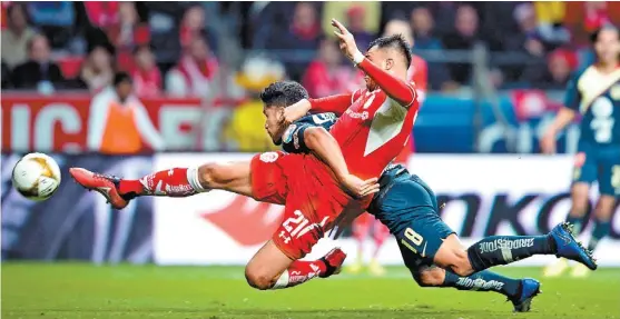  ?? MEXSPORT ?? Enrique Triverio, de Toluca, pelea la pelota con Bruno Valdez.