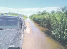  ??  ?? Varios tramos de los caminos de acceso a los distritos de Alto Paraguay están bajo agua.