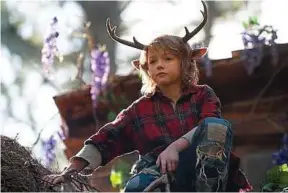  ??  ?? Christian Convery joue Gus, un petit garçon mi-humain, mi-cerf. Kirsty Griffin / Netflix