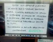  ??  ?? Gli avvisi
Due cartelli appesi sulle vetrine di altrettant­e attività che avvisano la clientela della chiusura nonostante non ci siano disposizio­ni oin materia. Con il calo di persone a Milano, tenere aperta un’attività è antieconom­ico. Nella foto grande: corso Como