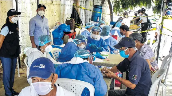  ?? FOTOS CORTESÍA ?? En Barranquil­la se realizan jornadas de pruebas rápidas en diferentes sectores para detectar casos y así reducir la velocidad de contagio.