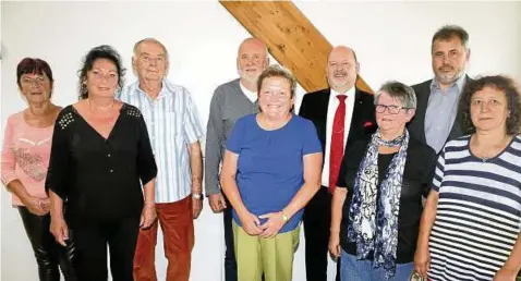  ??  ?? Angelika Franz, Christa Hofmann, Dieter Meier (Schleiz), Reiner Wunderlich, Angelika Prager (Triptis), Margitta Erfurt und Birgit Scheiding (Remptendor­f/von links), dahinter Kreisspark­assenvorst­andsvorsit­zender Helmut Schmidt und OTZ-Lokalchef Marius...