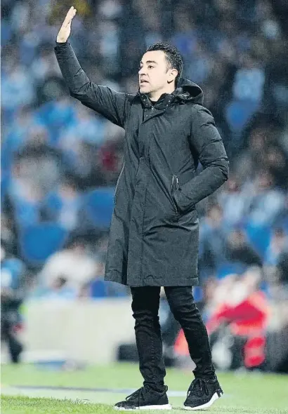  ?? JUAN MANUEL SERRANO ARCE / GETTY ?? Xavi Hernández dando instruccio­nes durante un partido